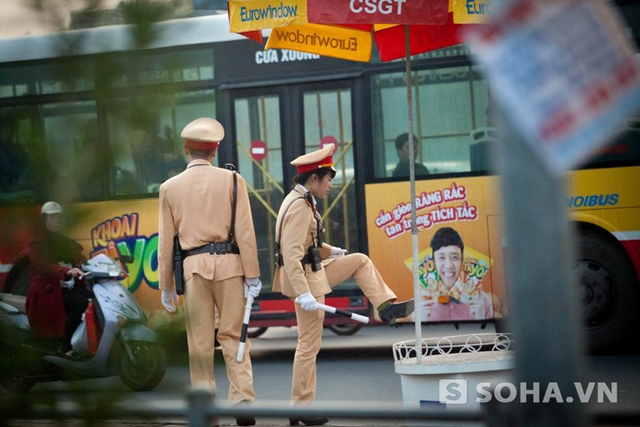 Những ngày này, không ít các tuyến phố ở Hà Nội có sự xuất hiện của những bóng hồng tham gia điều tiết giao thông.