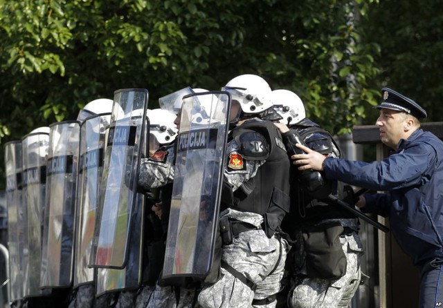 Cảnh sát đứng thành hàng rào trước tòa nhà chính phủ để chặn người biểu tình ở Podgorica, Montenegro.