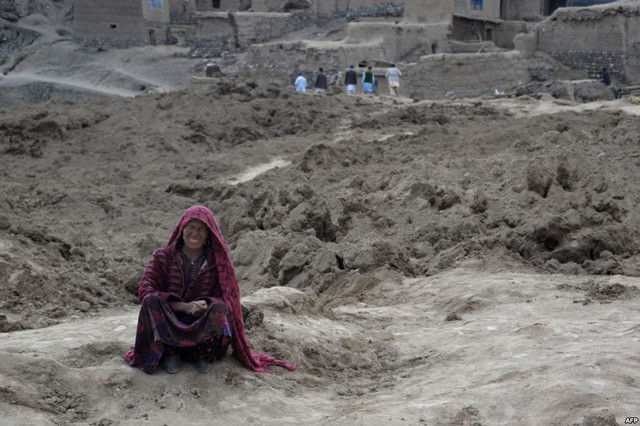 Một phụ nữ ngồi khóc tại hiện trường vụ lở bùn tại huyện Argo thuộc tỉnh Badakhshan, Afghanistan.