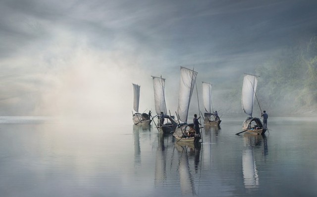 Tác phẩm Đi thuyền trên sông của nhiếp ảnh gia người Nga  Vladimir Proshin đạt giải nhất thể loại Ảnh tổng hợp.