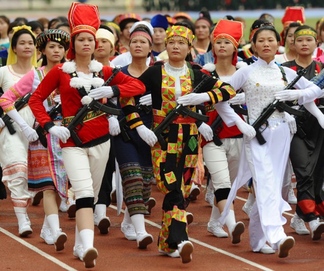 Các nữ dân quân tự vệ các dân tộc thiểu số tham gia lễ diễu binh mừng 60 năm chiến thắng Điện Biên Phủ tại sân vận động ở thành phố Điện Biên Phủ.