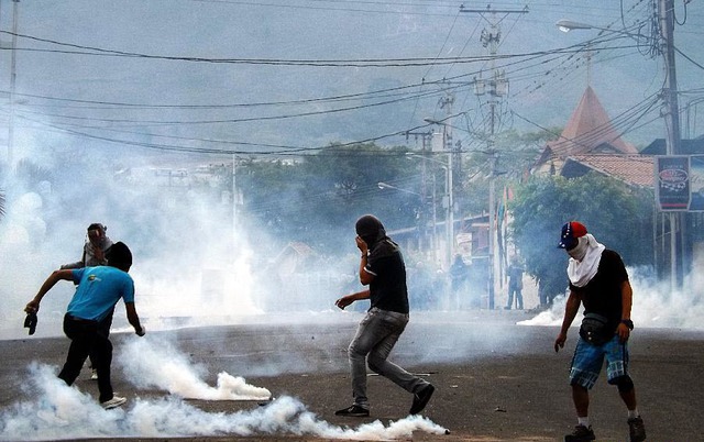 Sinh viên đụng độ với cảnh sát trong cuộc biểu tình ở San Cristobal, bang Tachira, Venezuela.