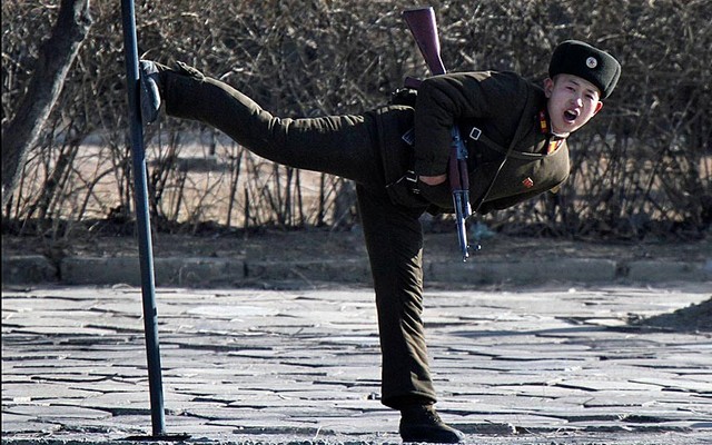 Một binh sĩ Triều Tiên trình diễn kỹ năng võ thuật của mình khu tuần tra trên bờ sông Yalu gần biên giới với Trung Quốc.