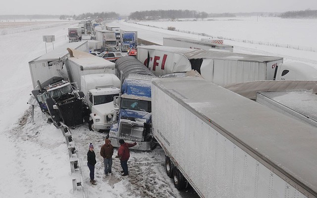 Hàng loạt xe tài đâm nhau vì tuyết rơi dày trên đường ở Ohio Turnpike, Mỹ.