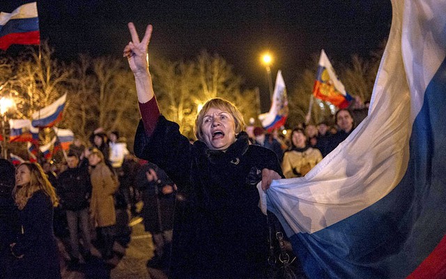 Những người ủng hộ Nga ăn mừng trên quảng trường trung tâm ở Sevastopol, Ukraine, sau khi phần lớn người dân Crimea bỏ phiếu tán thành sáp nhập vào Nga.