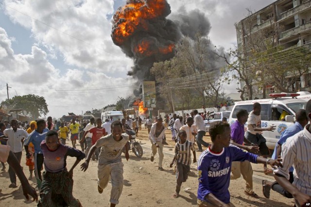 Người dân bỏ chạy khi một vụ nổ xảy ra tại khu chợ ở thủ đô Mogadishu, Somali.
