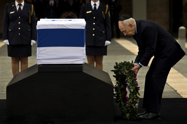 Tổng thống Israel Shimon Peres đặt vòng hoa cạnh quan tài của cố Thủ tướng Israel Ariel Sharon tại Knesset Plaza ở Jerusalem.