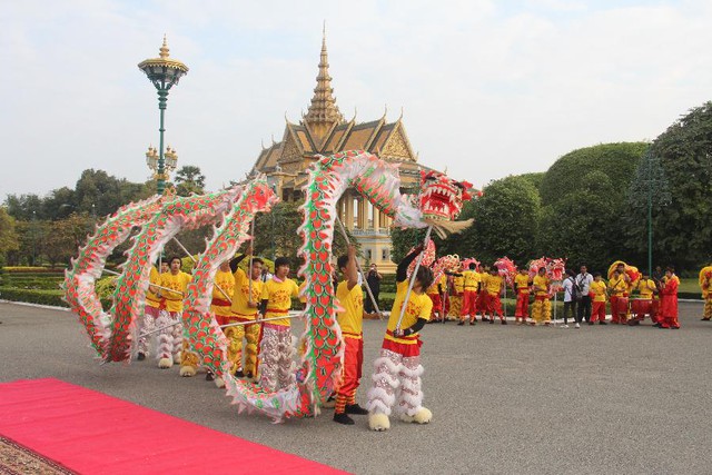 Mọi người biểu diễn múa rồng để chào đón năm mới trước Cung điện Hoàng gia ở Phnom Penh, Campuchia.