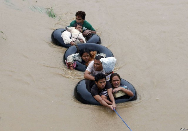 Mọi người được sơ tán khỏi khu vực ngập lụt ở Butuan trên đảo Mindanao, Philippines.