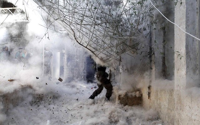 Một chiến binh phiến quân phóng rocket nhằm vào quân đội chính phủ ở Aleppo, Syria.