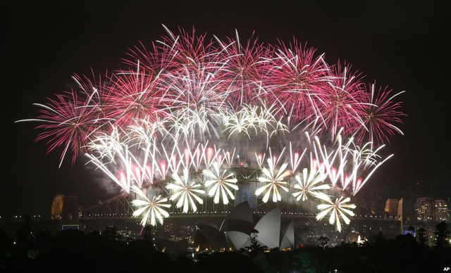 Pháo hoa rực sáng trên cầu Cảng và nhà hát Opera ở Sydney, Australia, để đón năm mới 2014.