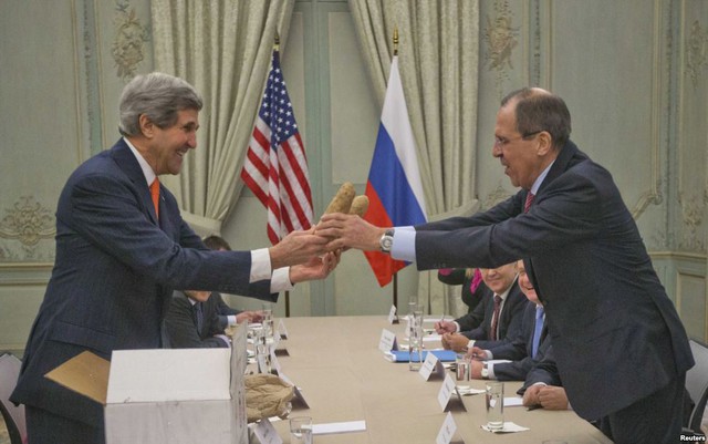 Ngoại trưởng Mỹ John Kerry tặng hai củ khoai tây như một món quà cho người đồng cấp Nga Sergei Lavrov trong cuộc gặp ở Paris, Pháp.