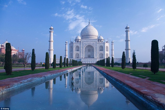 Taj Mahal, Ấn Độ: lăng mộ bằng đá cẩm thạch phủ này, được coi là tòa nhà đẹp nhất thế giới, và cho biết bởi tác giả của nó đã làm cho mặt trời và mặt trăng rơi nước mắt, là viên ngọc trong vương miện của Ấn Độ