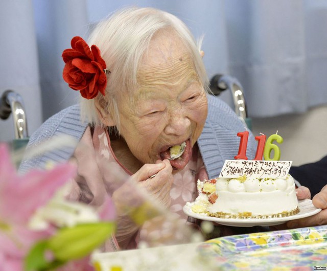Người phụ nữ nhiều tuổi nhất thế giới, cụ bà Misao Okawa ăn bánh sinh nhật trong lễ sinh nhật lần thứ 116 của cụ tại Osaka, Nhật Bản.