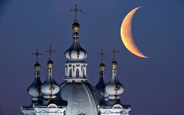 Trăng lên trên mái vòm của nhà thờ Smolny ở St.Petersburg, Nga.