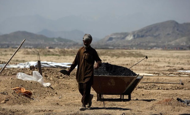 Một công nhân làm việc tại nhà máy gạch ở ngoại ô Kabul, Afghanistan.