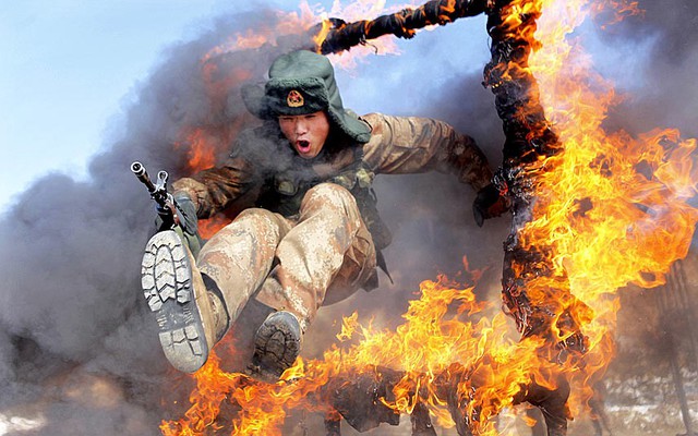 Một binh sĩ Trung Quốc nhảy qua vòng lửa trong khi huấn luyện tại thành phố Hắc Hà, tỉnh Hắc Long Giang.