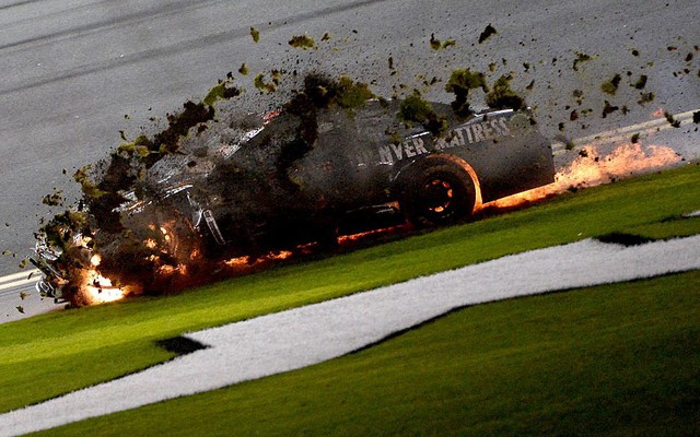 Một chiếc ô tô bốc cháy trên đường đua tại giải NASCAR Sprint Cup Series Budweiser Duel 2 ở Florida, Mỹ.