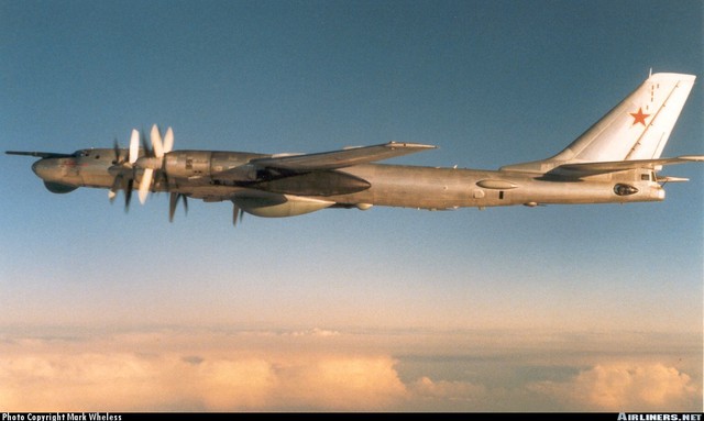 Máy bay Tu-95 RT