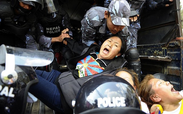 Cảnh sát chống bạo động Nepal bắt giữ những người Tây Tạng biểu tình trước đại sứ quán Trung Quốc ở Kathmandu.
