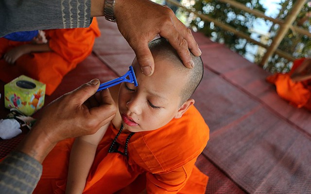 Một cậu bé được cạo đầu để trở thành sư tiểu trong một ngôi chùa ở Mae Hong Son, Thái Lan.