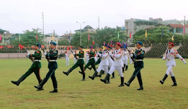 Đội danh dự đại diện cho các quân binh chủng thực hiện màn diễn múa súng