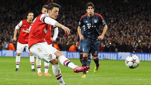 Ozil sút hỏng penalty trước Bayern