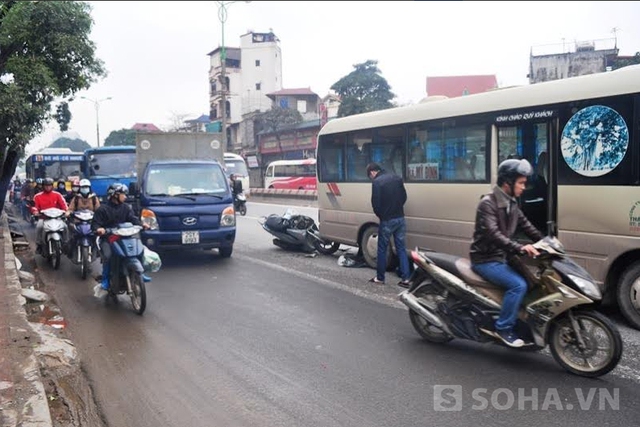 Vụ tai nạn xảy ra vào giờ cao điểm nên giao thông qua ngã tư Cổ Nhuế - Phạm Văn Đồng hướng vào nội đô gặp nhiều khó khăn.