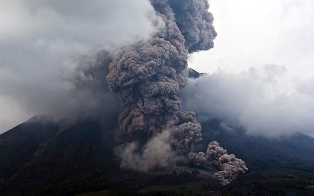 Núi lửa Sinabung phun trào tro bụi ở North Sumatra, Indonesia. Khoảng 19.000 người đã phải sơ tán do núi lửa Sinabung phun trào.