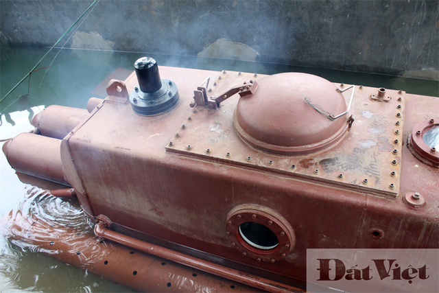 Sau khi giới thiệu các tính năng và nguyên lý hoạt động của con tàu, ông Nguyễn Quốc Hòa bắt đầu đóng nắp tàu và khởi động máy. Ban đầu động cơ tàu sử dụng không khí từ bên ngoài, do đó khói thoát ra từ ống xả.