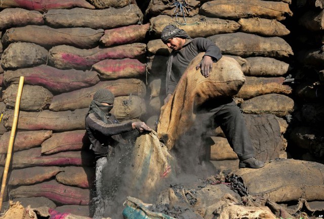 Công nhân làm việc tại một cửa hàng bán than ở ngoại ô Kabul, Afghanistan.