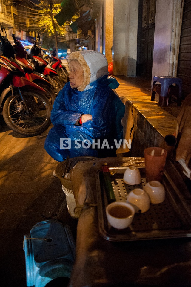Dường như chiếc áo khoác là không đủ trong những ngày này ở Hà Nội.Áo mưa có lẽ là biện pháp tốt nhất để chống rét.