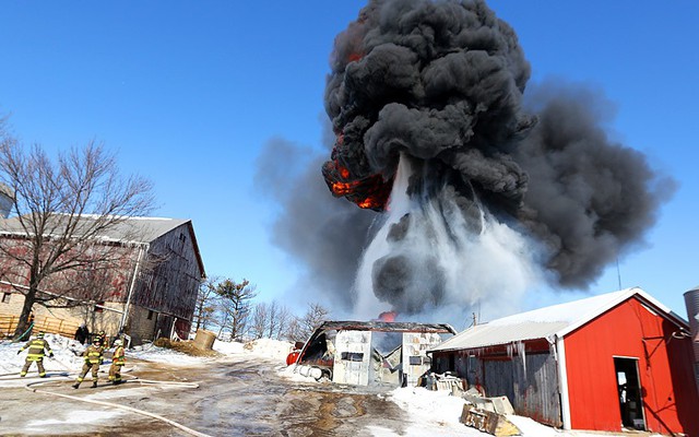 Lính cứu hỏa nỗ lực dập tắt đám cháy sau một vụ nổ tại một trang trại ở Cascade, Iowa, Mỹ.