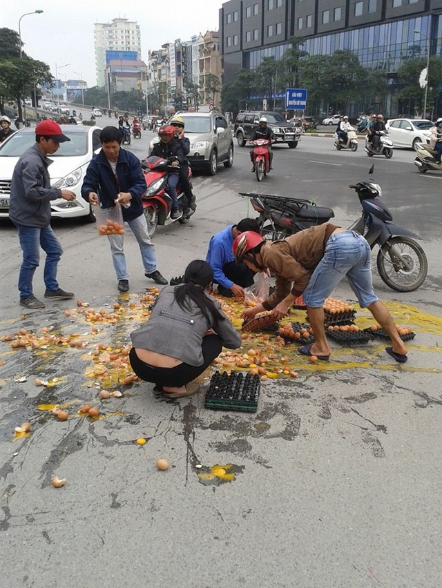  &quot;Ngay sau khi xe bị tai nạn, một số người dân đã dừng xe giúp người bị nạn dựng xe lên và nhặt số trứng còn nguyên vẹn để vào khay, cũng có người thì dùng túi nilon nhặt hàng chục quả và đem về mà không thấy trả tiền cho chủ xe. Trong khi đó, lái xe máy chở trứng mặt nhăn nhó kêu đau nhưng vẫn cố gắng nhặt những quả trứng không bị vỡ bỏ vào khay&quot; - chị Anh cho biết.