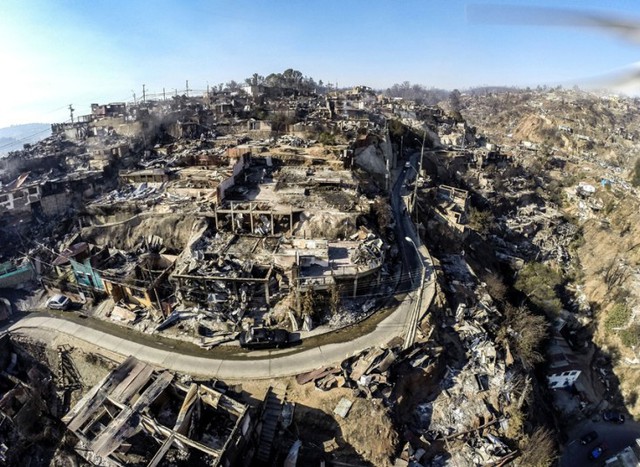 Những gì còn lại sau khi cháy rừng quét qua thành phố Valparaiso, Chile, khiến 12 người chết và hàng nghìn người mất nhà cửa.