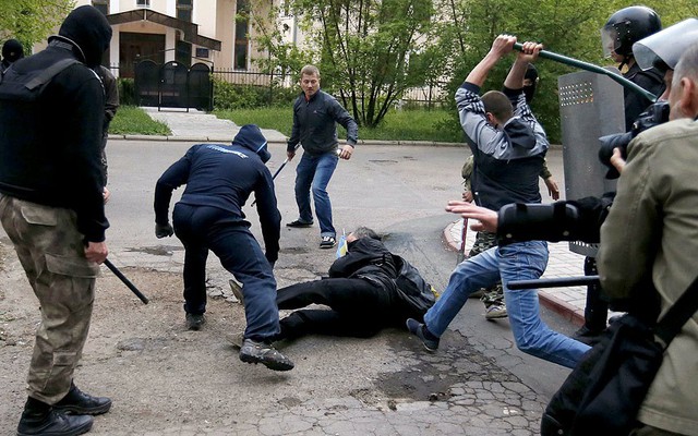 Những người biểu tình ủng hộ Nga tấn công những người ủng hộ Ukraine tại thành phố miền đông Donetsk.