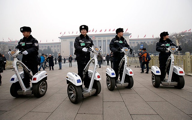 Cảnh sát đi xe máy tuần tra trên quảng trường Thiên An Môn ở Bắc Kinh, Trung Quốc.