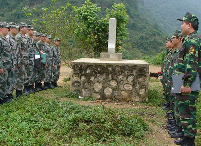 Giao ban cùng lính biên phòng Trung Quốc