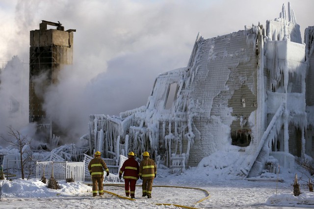 Lính cứu hoa đi gần nhà dưỡng lão bị hỏa hoạn ở Quebec, Canada. Vụ hỏa hoạn đã khiến ít nhất 33 người thiệt mạng.