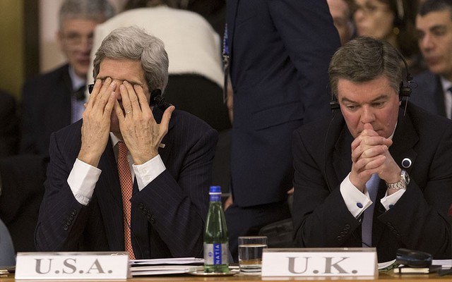 Ngoại trưởng Mỹ John Kerry lấy 2 tay xoa mặt trong hội nghị về tài trợ quốc tế dành cho Libya ở Rome, Italia.