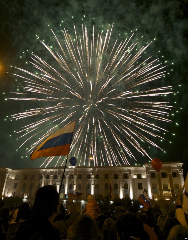 Mọi người chiêm ngưỡng pháo hoa được bắn tại quảng trường Lê Nin, Simferopol, Crimea.