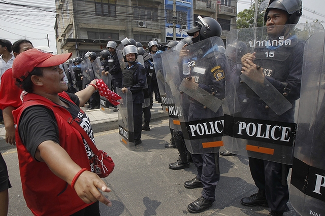Những thành viên của phe Áo đỏ ủng hộ chính phủ đối đầu với cảnh sát chống bạo động bên ngoài Ủy ban chống tham nhũng quốc gia tại tỉnh Nonthaburi.
