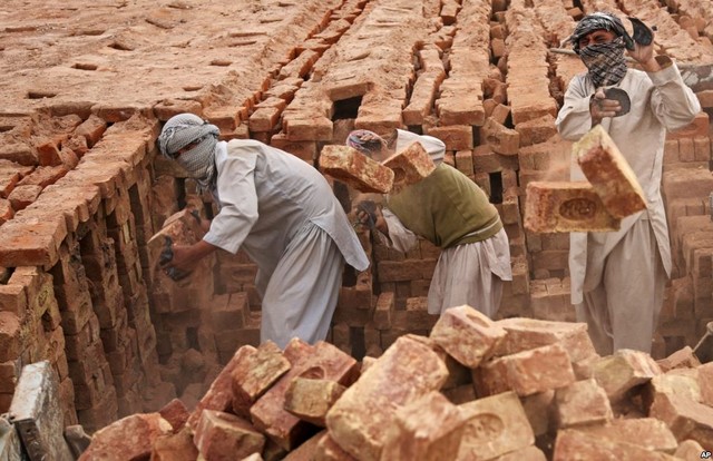 Các công nhân làm việc trong một nhà máy gạch ở ngoại ô thủ đô Kabul, Afghanistan.