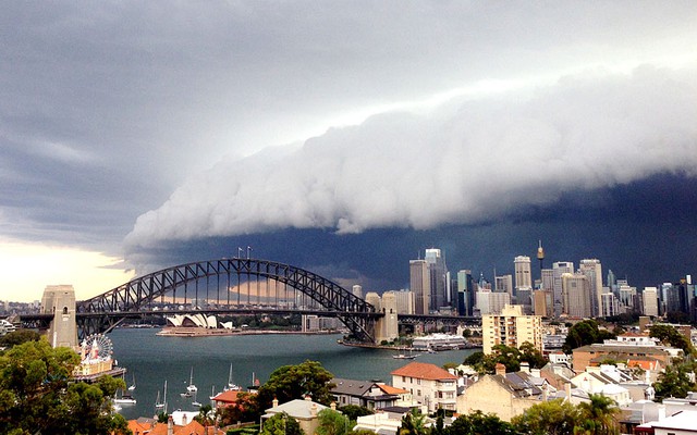 Một đám mây bão khổng lồ bao trùm thành phố Sydney, Australia.
