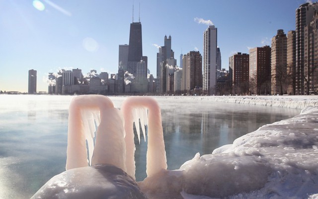 Băng hình thành dọc bờ hồ Michigan khi nhiệt độ giảm xuống dưới -10 độ C ở Chicago, Illinois, Mỹ.