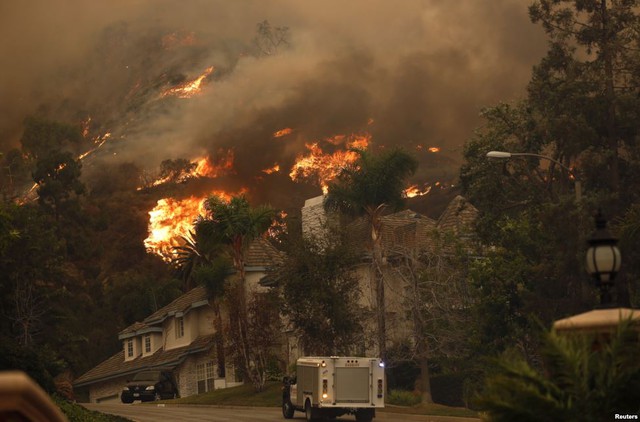 Cháy rừng bùng phát dữ dội trên đồi ở Glendora, California, Mỹ.