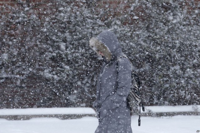 Một người đi bộ dưới bão tuyết ở miền nam Philadelphia, bang Pennsylvania, Mỹ.