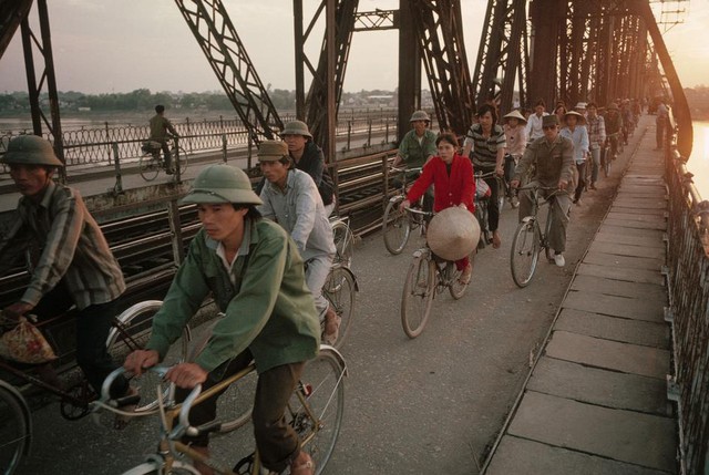 Người lao động trên cầu Long Biên.