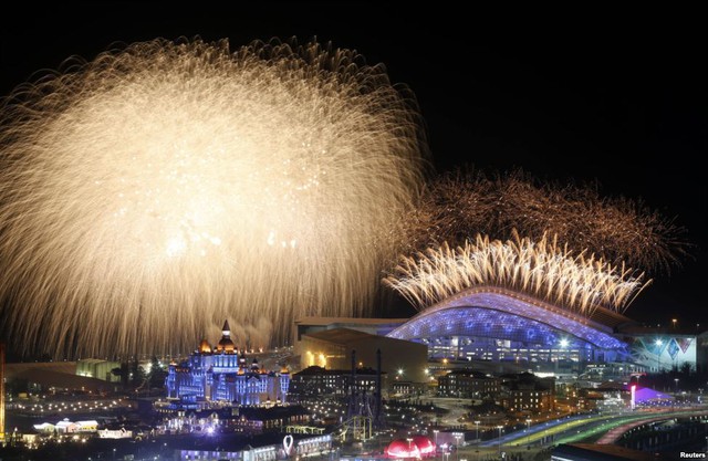 Pháo hoa rực rỡ trên Công viên Olympic trong lễ khai mạc Thế vận hội mùa đông Sochi 2014, Nga.