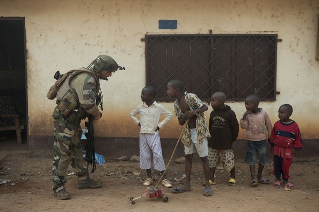 Một binh sĩ Pháp nói chuyện với trẻ em địa phương trong khi tuần tra tại Bangui, CH Trung Phi.